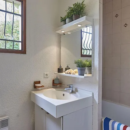 Tidy With Dishwasher On A Domain Holiday home